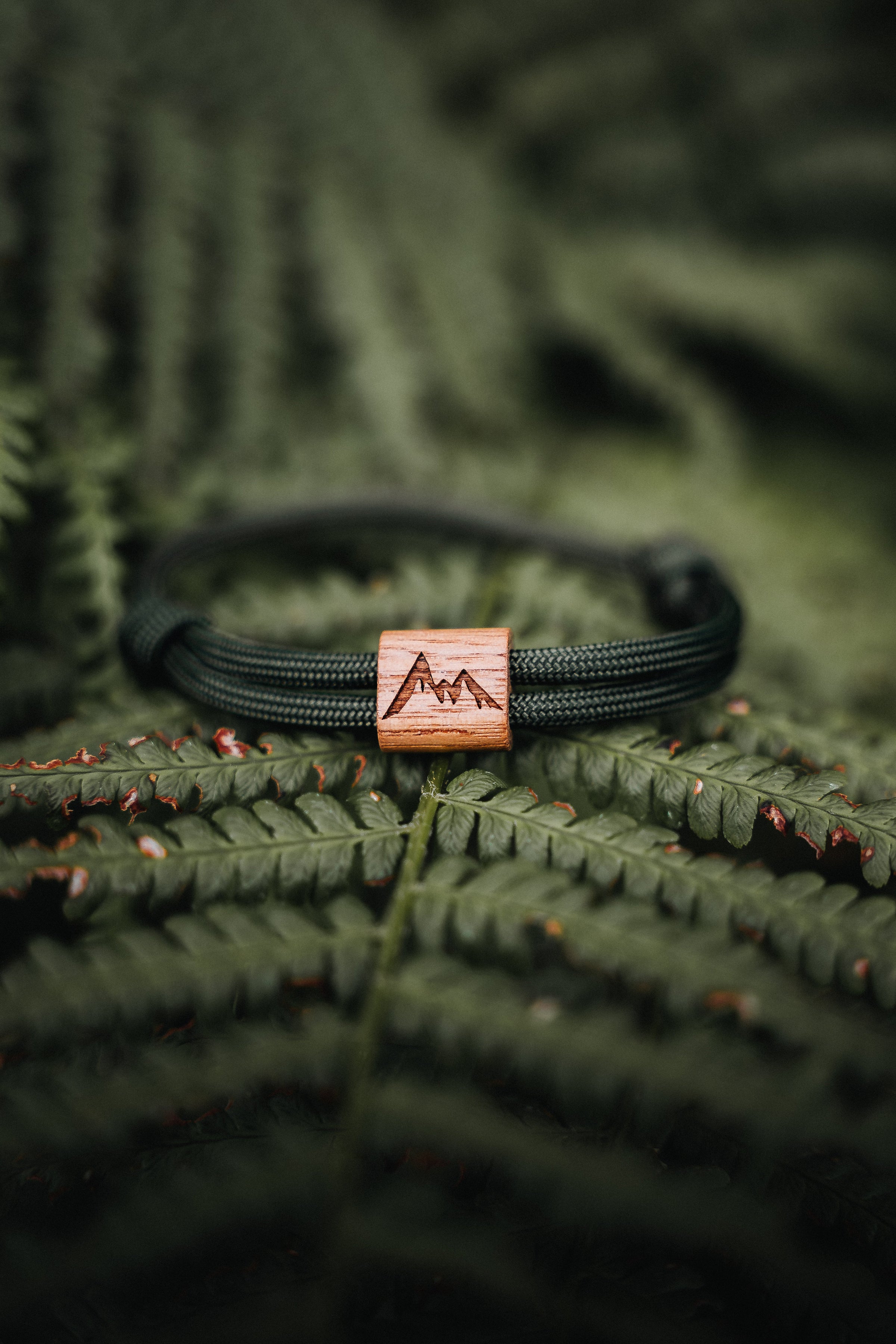 Paracord Armband mit Holzgravur Berge