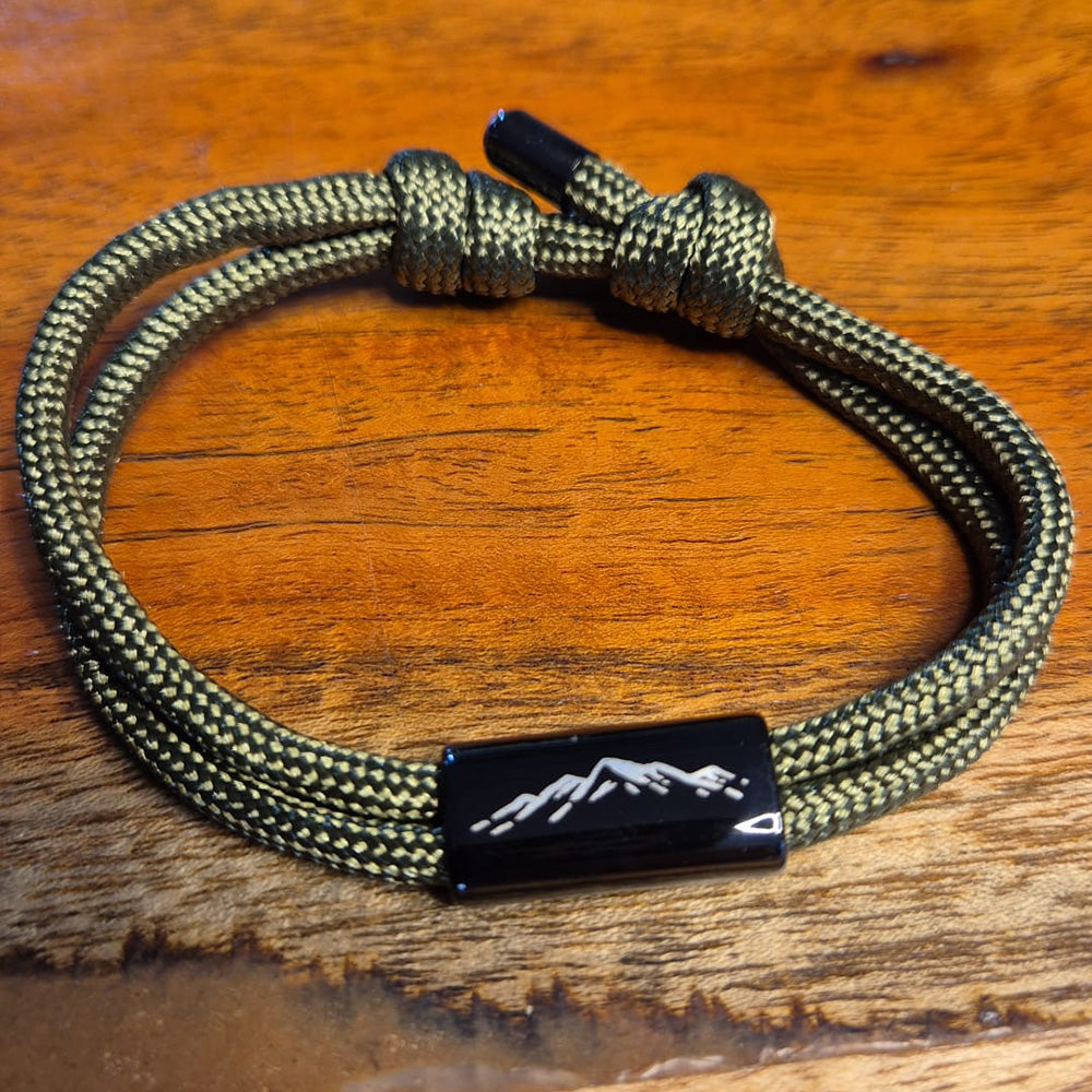 Paracord-Armband mit Berglandschaft