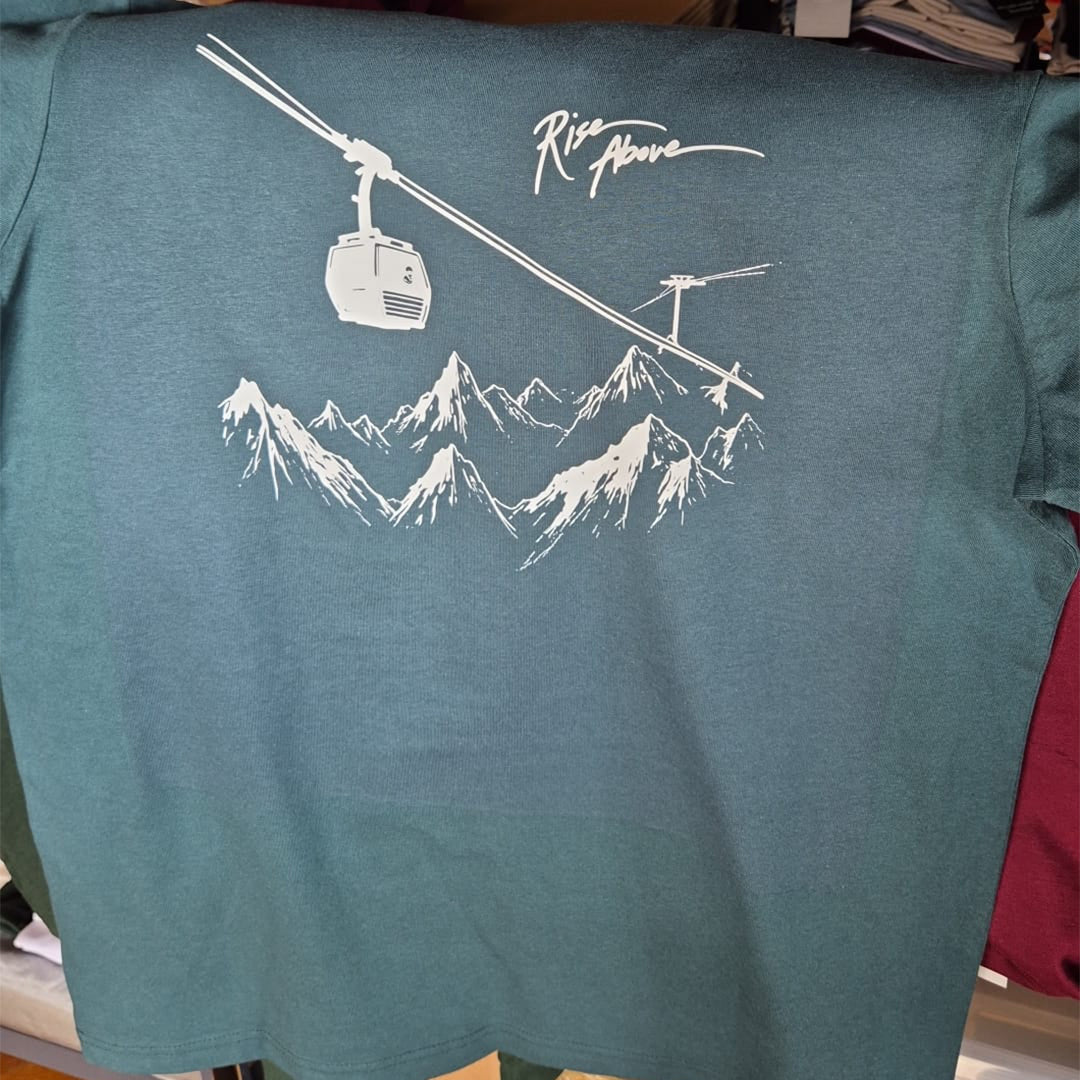 Premium Urban Herren T-Shirt - Rise Above - Seilbahn vor Alpenkulisse
